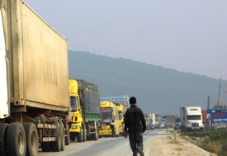 Cánh tài xế đứng đợi giữa trời rét.