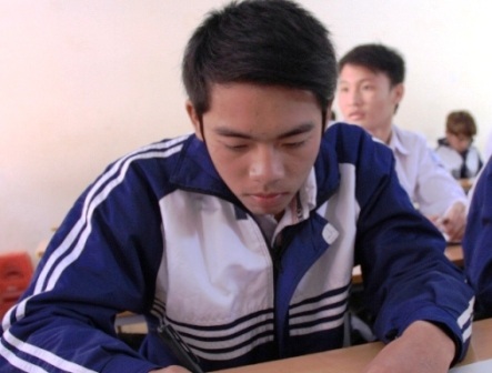 Khen thưởng nam sinh dũng cảm cứu người - 2 Bà Phạm Thị Hằng - Giám đốc Sở GD-ĐT tỉnh Thanh Hóa trao giấy khen, phần thưởng tới em Sơn.