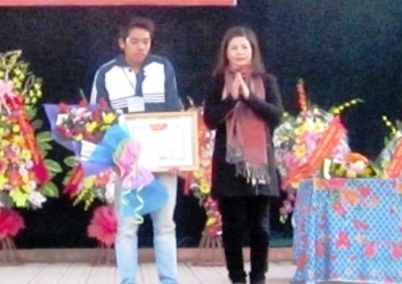 Bà Phạm Thị Hằng - Giám đốc Sở GD-ĐT tỉnh Thanh Hóa trao giấy khen, phần thưởng tới em Sơn.