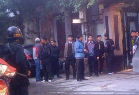 Lực lượng Công an đang tiến hành khám xét tại trụ sở Cty TNHH Hoàng Sơn.