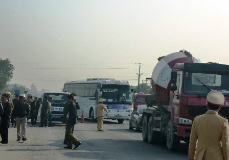 Giao thông đoạn qua hiện trường bị ùn tắc cục bộ.