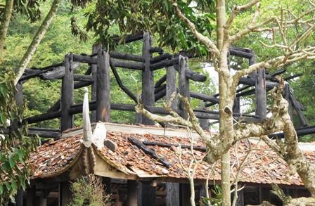 Những cột gỗ to lớn cũng bị thiêu cháy.