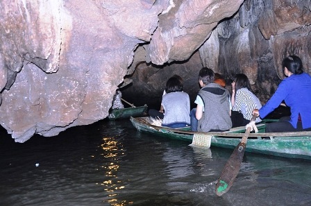 Những cô lái đò nơi bến Tràng An