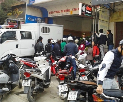 Dựng lại hiện trường vụ chồng nghi giết vợ mang thai 8 tháng - 2 Vụ việc diễn ra cách đây gần nửa năm, nhưng người dân vẫn chưa hết bàng hoàng