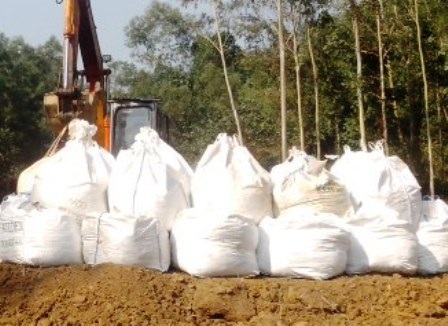 Chôn hàng trăm tấn thuốc trừ sâu: Lại “rút kinh nghiệm sâu sắc”! - 1 Nhiều tấn chất thải nguy hại tiếp tục được khai quật, thu gom.