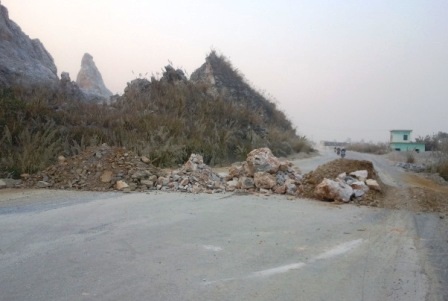 Các lối vào nhà máy bị đắp đất đá chặn lại