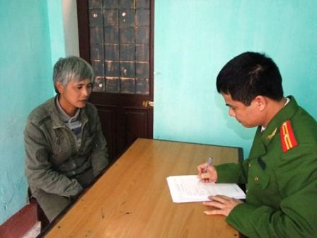 Vừa ra tù, lập nhóm "bảo kê" cướp tiền doanh nghiệp - 1 Đối tượng Nguyễn Duy Thế tại cơ quan điều tra.