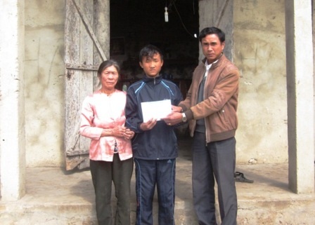 Hơn 55 triệu đồng đến với 3 anh em mồ côi - 1 Hơn 55 triệu đồng đến với 3 anh em mồ côi