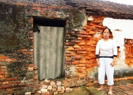 Ngôi nhà đã bị bong tróc là tài sản duy nhất của gia đình chị.