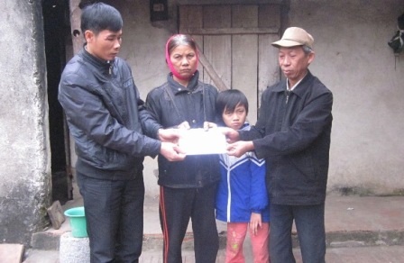 Hơn 10 triệu đồng đến với cô học trò bị bại não - 1 Đại diện chính quyền địa phương trao số tiền