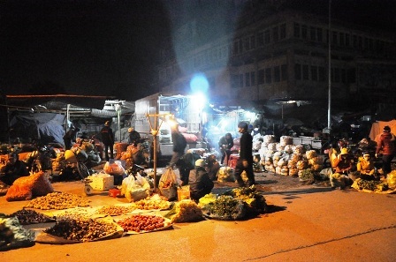 Chợ “âm phủ” độc nhất miền Bắc tấp nập về đêm.