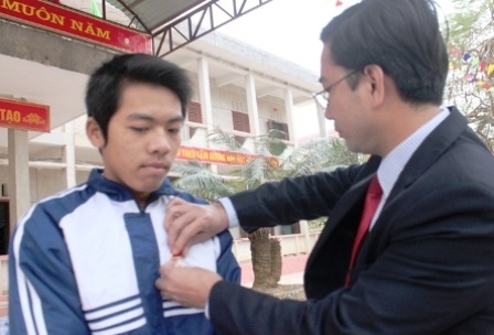 Trao huy hiệu Tuổi trẻ dũng cảm đến em Phạm Thanh Sơn.