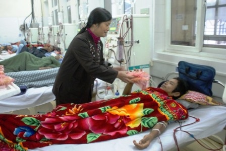 Nấu cháo nóng, mua bánh mì cho bệnh nhân nghèo