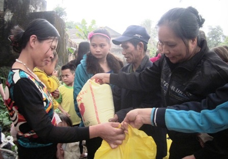  Người dân thuyền chài nhận gạo, bánh chưng...