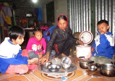 Hơn 10 triệu đồng đến với cô học trò bị bại não - 2 Bốn bà cháu bà Đặng Thị Tài ăn bữa cơm trưa đạm bạc chỉ có canh và cá kho mặn.