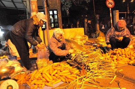 Rau xanh, củ, quả là các mặt hàng chính trong phiên chợ.