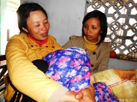 Bà Trần Thị Phương (vợ ông Hoàng Văn Thành) khóc nức nở mỗi khi có người đến hỏi tin về chồng mình.
