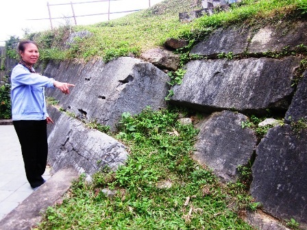 Khám phá bí ẩn phiến đá in hình bàn tay và đầu người trong ngôi đền cổ - 2 Phiến đá in hình đầu và bàn tay người trong ngôi đền cổ