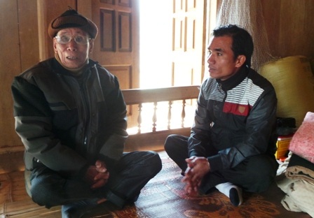 Cụ Vi Văn Oăn chia sẻ với phóng viên về những nét văn hóa đặc sắc của vùng đất Mường Xia xưa kia.