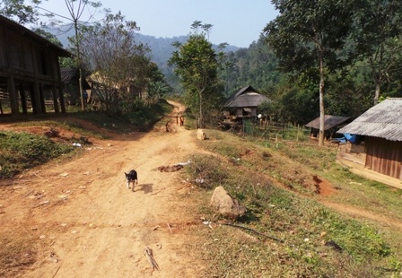 Con đường giữa bản Cha Khót.