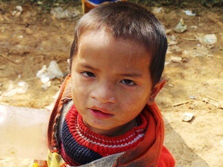 Những học sinh đến trường với khuôn mặt lấm lem và bộ quần áo sờn đen.