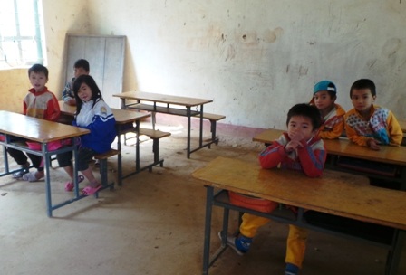 Lớp học đơn sơ chỉ chưa đầy 10 học sinh.