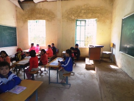 Một phòng học với hai tấm bảng khác nhau.