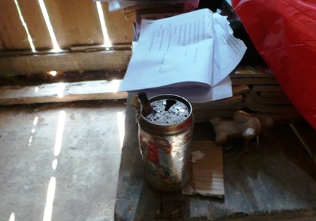 Không điện, các thầy giáo thường phải dùng đèn dầu soạn giáo án.