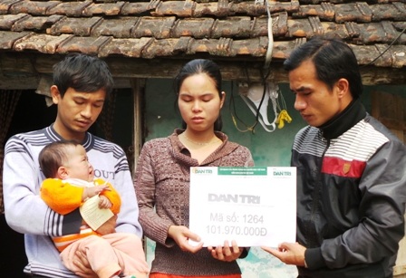 Chị Hải xúc động rơi nước mắt khi đón nhận món quà bạn đọc ủng hộ tới gia đình chị.