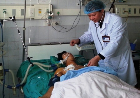 Bác sỹ đang thăm khám cho bệnh nhân Hòa.