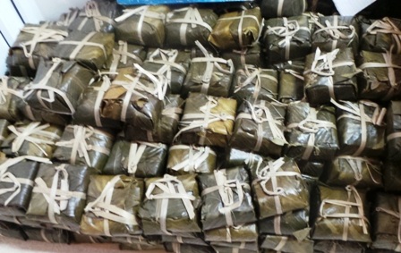 Bánh chưng được chuẩn bị để phát cho các bệnh nhân ăn tết.