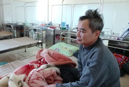 Ông Mai Đại Đồng buồn rầu khi chiều 30 tết mà ông vẫn phải ở lại bệnh viện đón tết.