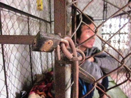 Hơn 10 năm qua anh Lởi phải sống trong chiếc lồng sắt để ở góc nhà.