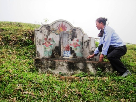 Khám phá bí ẩn phiến đá in hình bàn tay và đầu người trong ngôi đền cổ - 3 Ngôi mộ chàng Cống Sinh nằm ngay trên tường thành nơi ông bị chôn xác.