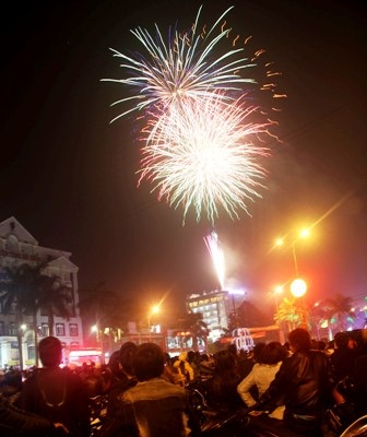 Hàng nghìn người dân chiêm ngưỡng pháo hoa tại TP Phủ Lý, tỉnh Hà Nam.