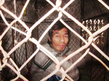 Hơn 10 năm qua anh Lởi phải sống trong chiếc lồng sắt để ở góc nhà.