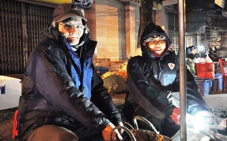 Ông Lợi (65 tuổi) và vợ mình cần mẫn chuẩn bị cho gian hàng.