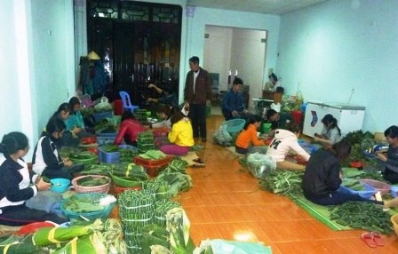 Những ngày này, các cơ sở làm nem phải mượn thêm người làm.