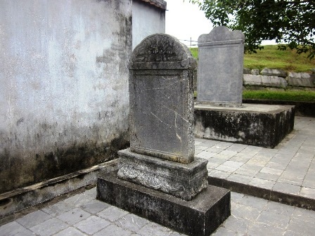 Khám phá bí ẩn phiến đá in hình bàn tay và đầu người trong ngôi đền cổ - 5 Những tấm bia đá ghi lại sự tích về lòng thủy chung, son sắc của nàng Bình Khương với chồng.