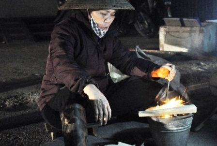 Đốt lửa sưởi chống chọi với thời tiết giá lạnh.