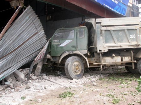 Xe tải nổ lốp, đâm thẳng vào 5 nhà dân - 1 Đầu chiếc xe tải bị méo mó, biến dạng sau khi lao vào 5 nhà dân