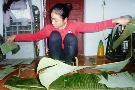 Chuẩn bị lá chuối gói nem.