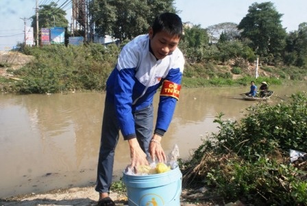 Mỗi khi có người đến thả cá, các đoàn viên liền chạy đến mang xuống sông thả giúp.