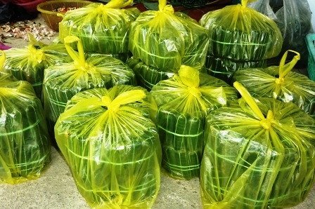 Nem đã được gói xong và đóng thành từng chục.