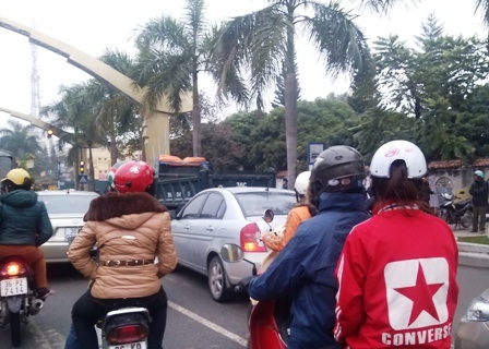 Nhiều người chấp hành tốt luật giao thông đường bộ.