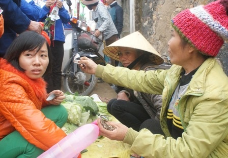 Mua bán tại phiên chợ với quan niệm cầu may là chính