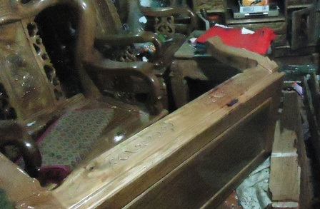 Đồ đạc trong nhà bị h