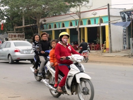 Nhiều nhất vẫn là những thanh niên, nam nữ.