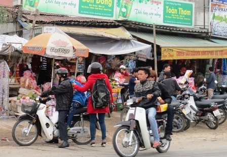 Tình trạng người điều khiển giao thông không tuân thủ luật thường phổ biến trong những ngày Tết.