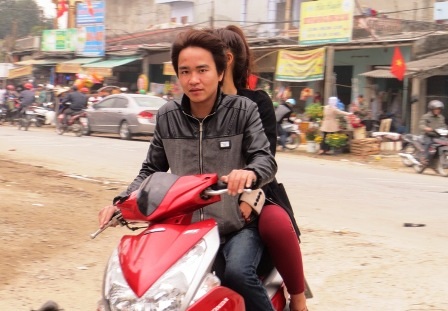 Tình trạng người điều khiển giao thông không tuân thủ luật thường phổ biến trong những ngày Tết.